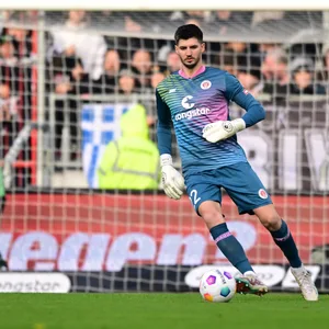 Nikola Vasilj beim Spiel gegen Wiesbaden