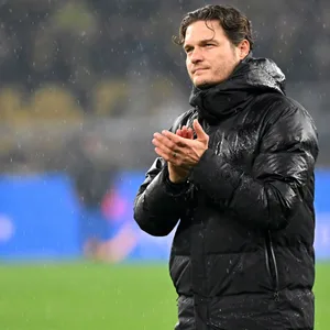 Edin Terzic applaudiert und bedankt sich bei den Fans.