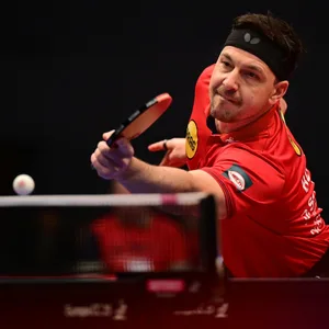 Timo Boll schlägt einen Tischtennis-Ball in der Sporthalle Hamburg zurück