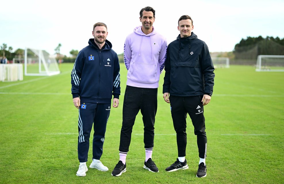 Chefscout Sebastian Dirscherl, Sportvorstand Jonas Boldt und Sportdirektor Claus Costa im Trainingslager des HSV