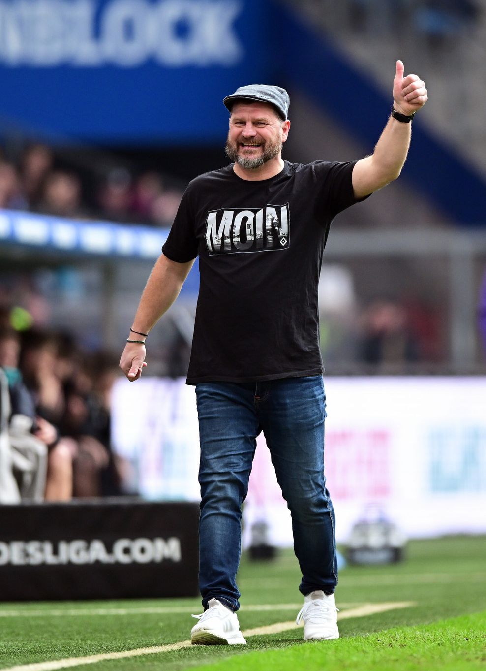 HSV-Trainer Baumgart hebt am Spielfeldrand lächelnd den Daumen