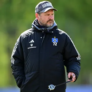 HSV-Trainer Steffen Baumgart guckt grimmig.