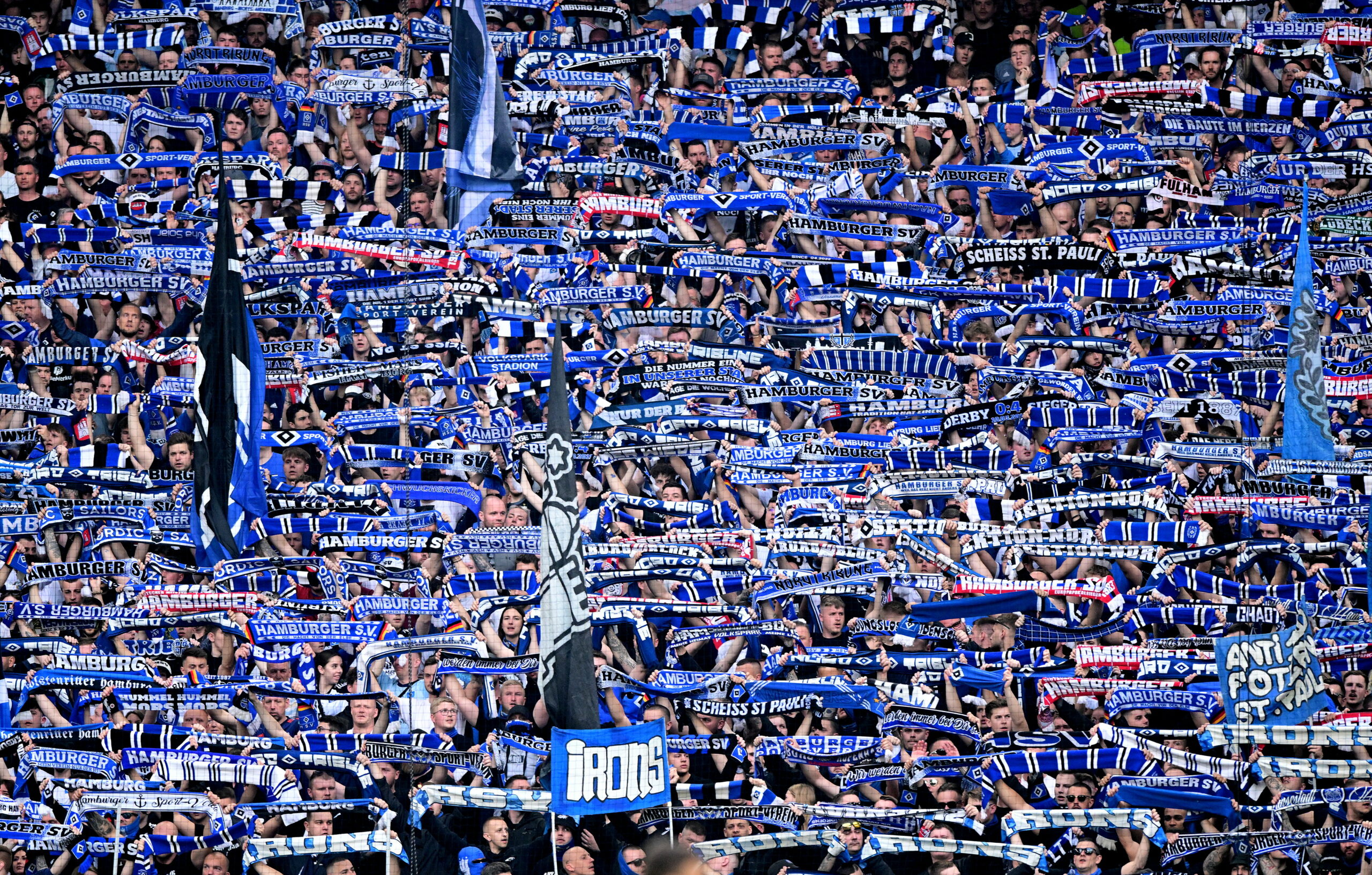 Fans des HSV halten ihren Schal in die Luft.