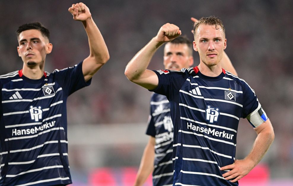 Sebastian Schonlau feiert mit den HSV-Fans in Köln.