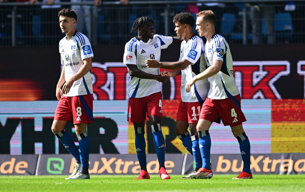 Die Profis des HSV jubeln über die Führung gegen Jahn Regensburg.