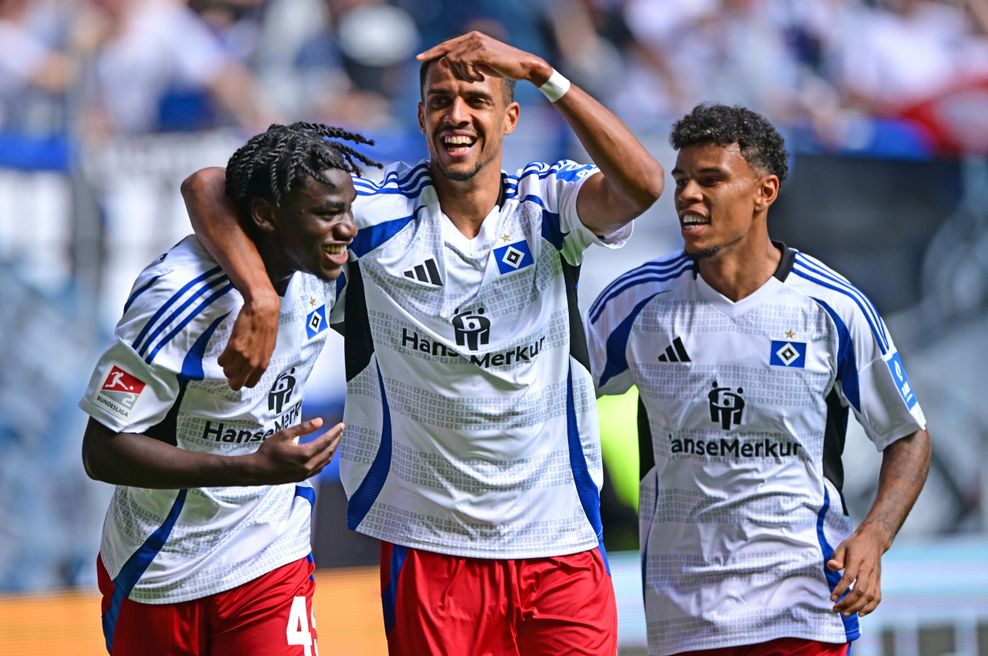 Fabio Baldé, Robert Glatzel und Ransford-Yeboah Königsdörffer (v.l.) jubeln über das 2:0 für den HSV.