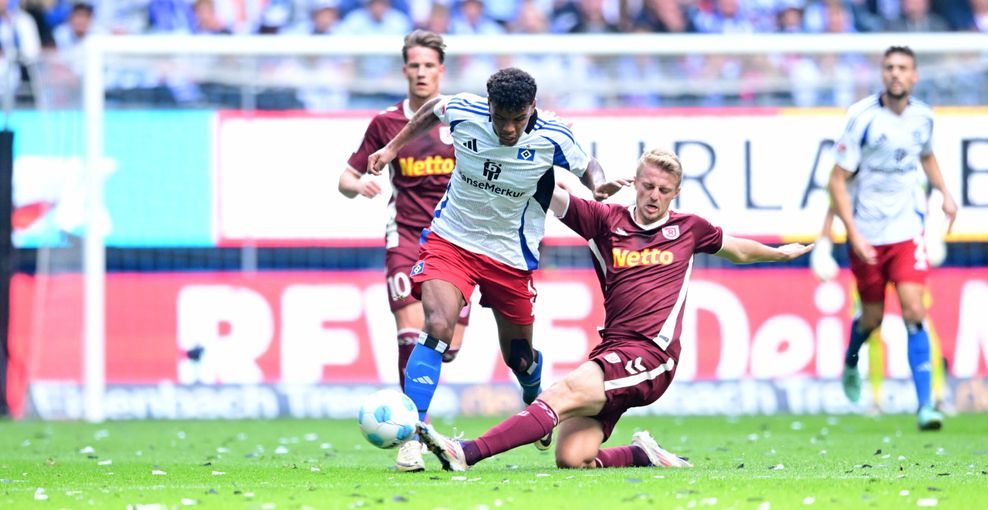 Ransford-Yeboah Königsdörffer im Zweikampf mit Sebastian Ernst.