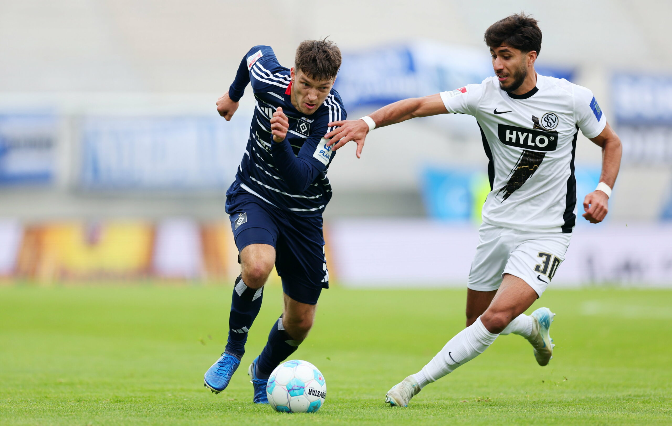 Noah Katterbach vom HSV im Duell mit Elversbergs Muhammed Damar