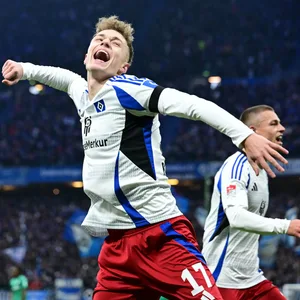 Adam Karabec feiert sein Tor zum 3:0 für den HSV gegen Fürth