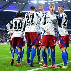 Adam Karabec feiert sein Tor zum 3:0 für den HSV gegen Fürth