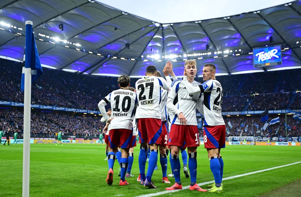 Adam Karabec feiert sein Tor zum 3:0 für den HSV gegen Fürth