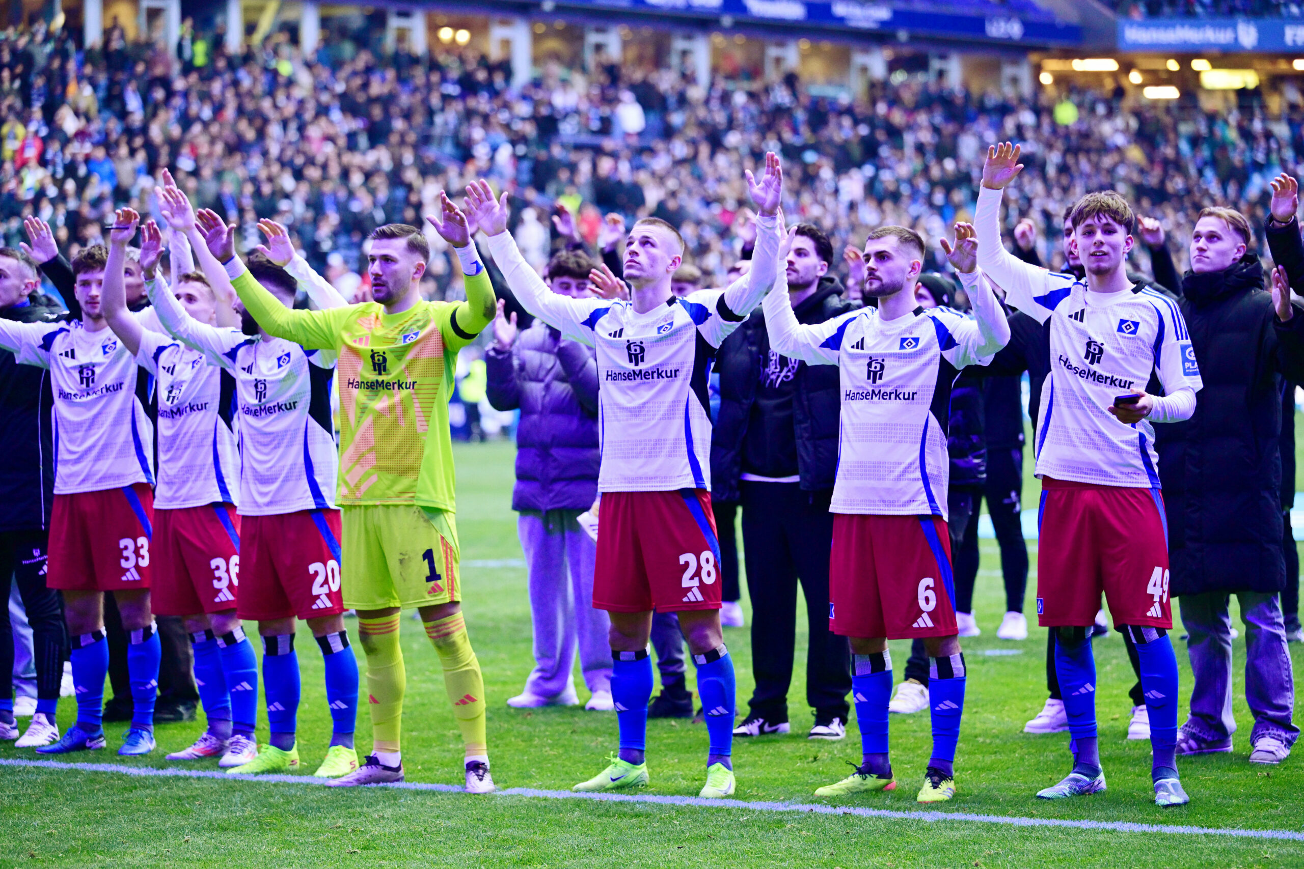 Der HSV feiert mit seinen Fans