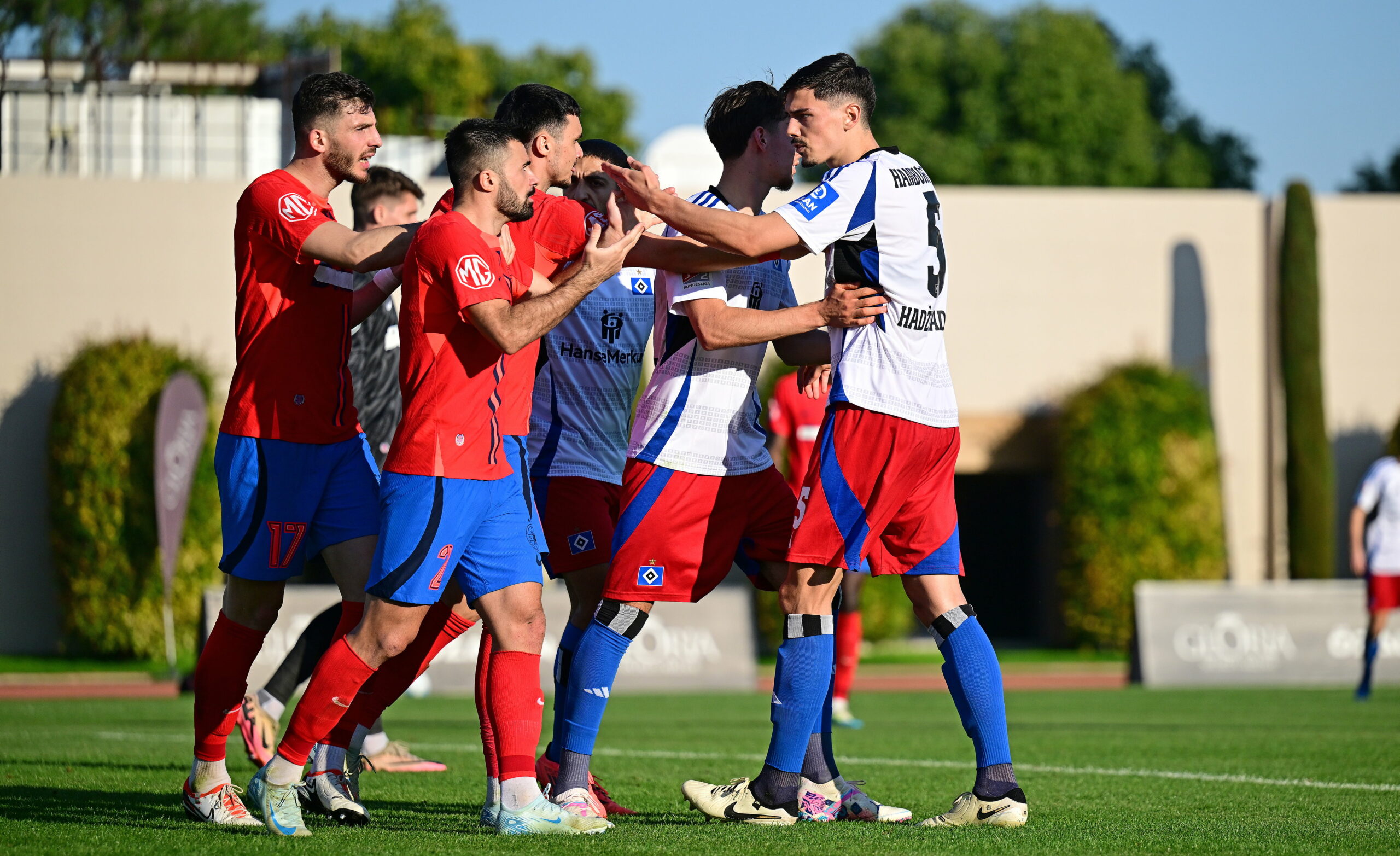 Streit zwischen dem HSV und FCSB.