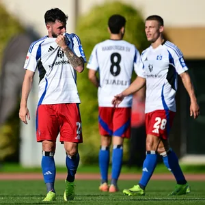 Marco Richter (l.) wischt sich mit seinem Trikot Schweiß ab.