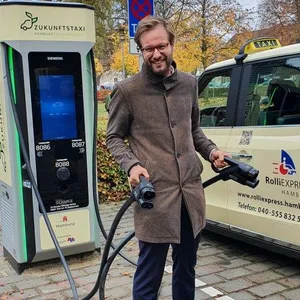 Verkehrssenator Anjes Tjarks präsentiert das „Zukunftstaxi“.