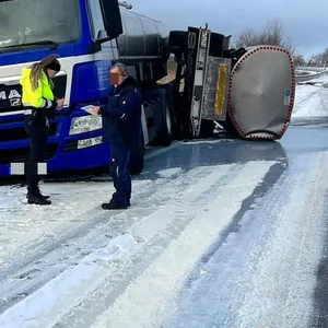 Die Unfallstelle auf der A26:. Tausende Liter Milch haben sich über die Fahrbahn ergossen.