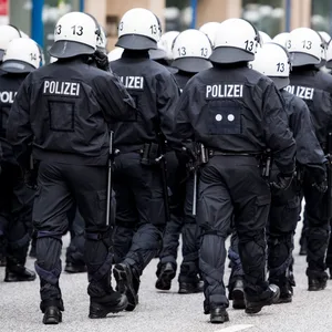 Hamburger Polizisten bei einem Großeinsatz (Archivfoto).