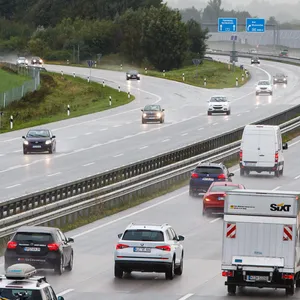 Neumünster: Autos fahren auf der Autobahn A7 in Richtung des Dreiecks Bordesholm. (Archivbild)