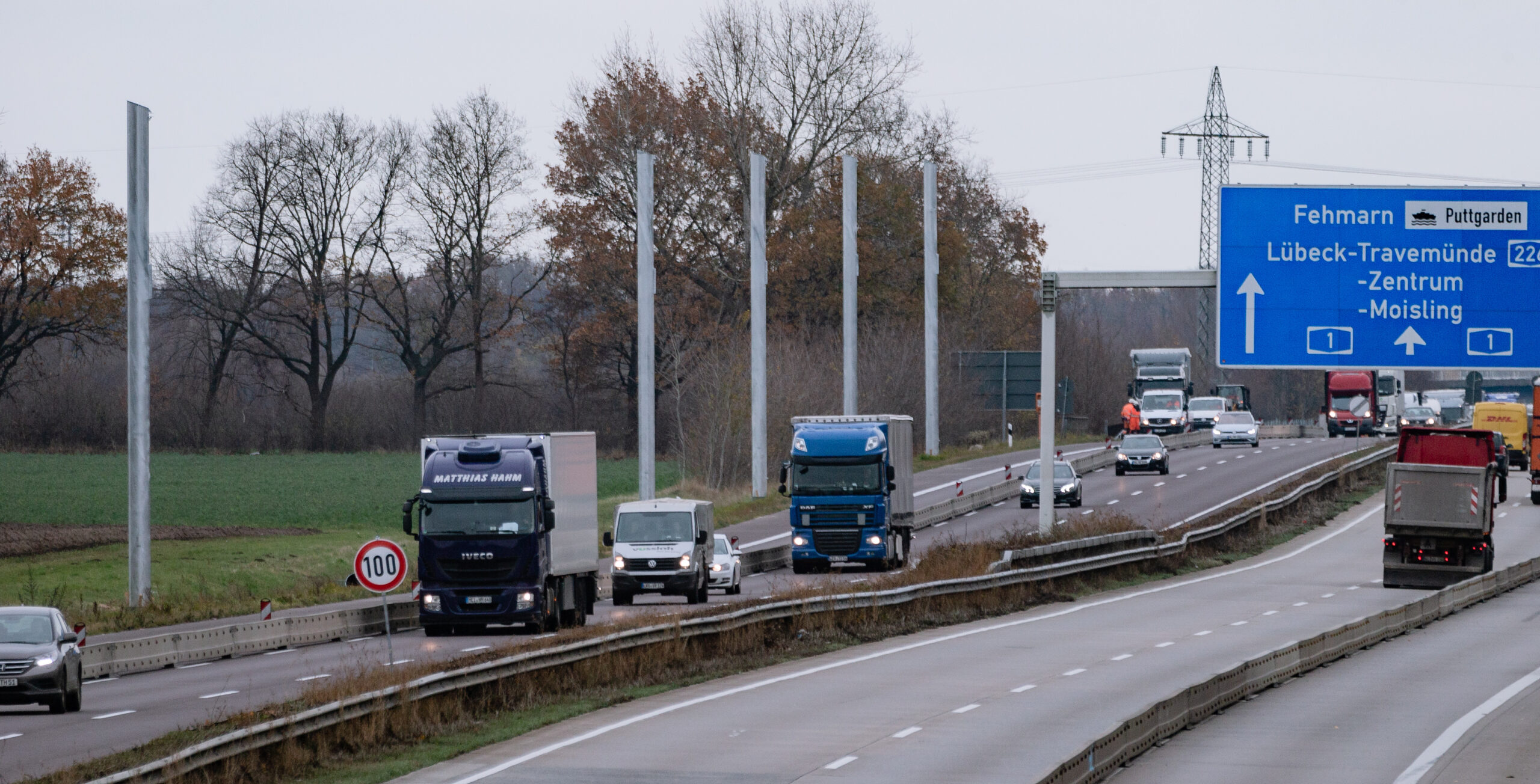 Autos und Lastwagen fahren auf der A1 zwischen Reinfeld und Lübeck (Archivbild).