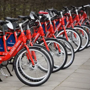 Stadträder stehen an einer Verleihstation in Hamburg – trotz sinkender Beliebtheit will die Stadt das System weiter ausbauen.