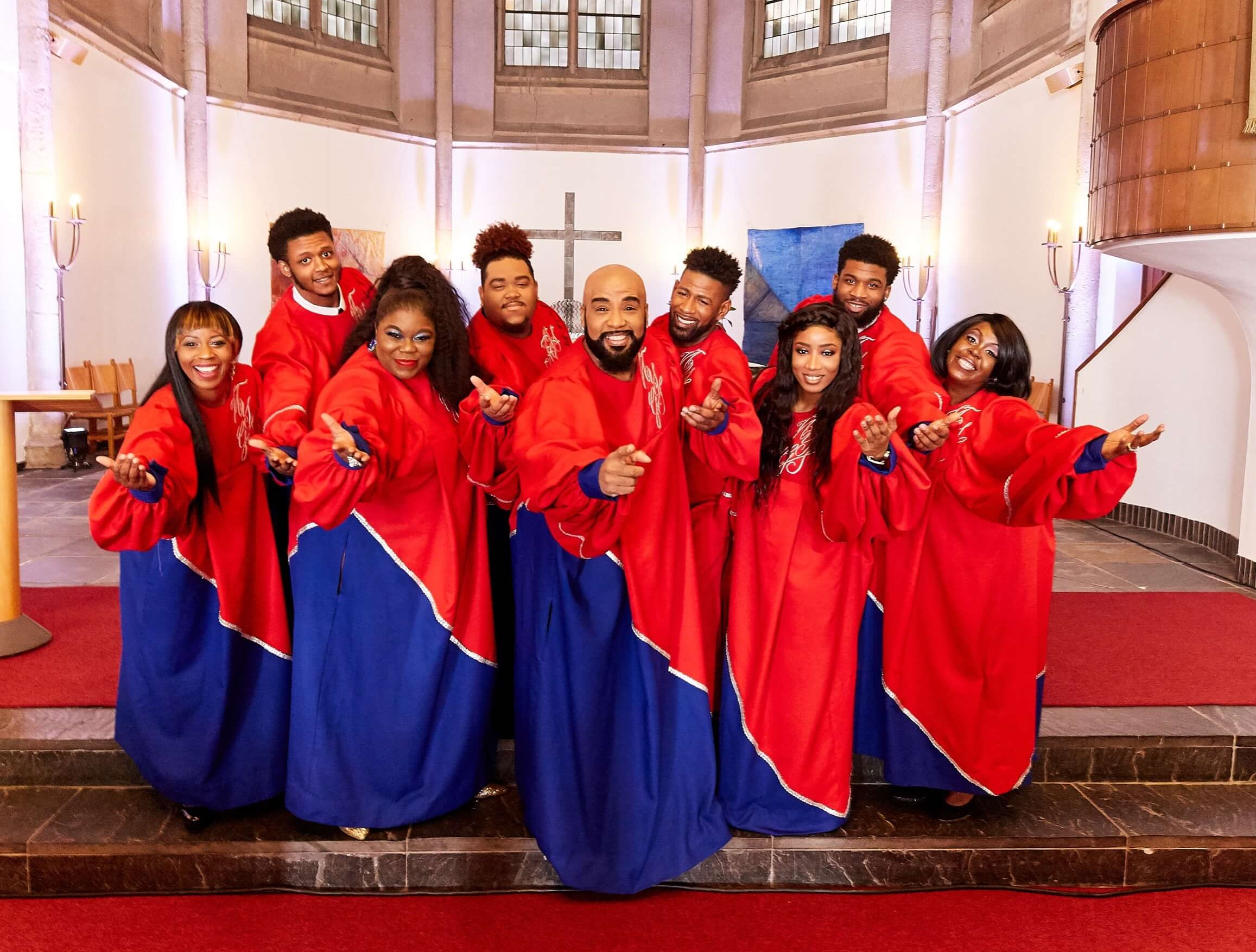 Sängerinnen und Sänger in rot-blauen-Roben