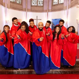 Sängerinnen und Sänger in rot-blauen-Roben
