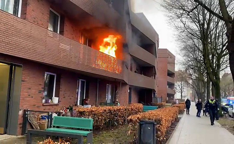 Flammen auf Balkon in Wilhelmsburg – Feuerwehr löscht bevor Wohnung erfasst wird