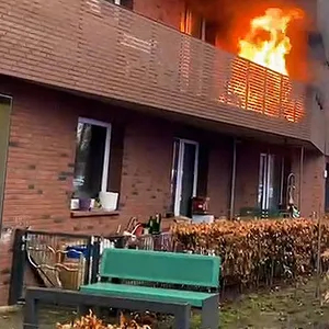 Flammen auf Balkon in Wilhelmsburg – Feuerwehr löscht bevor Wohnung erfasst wird