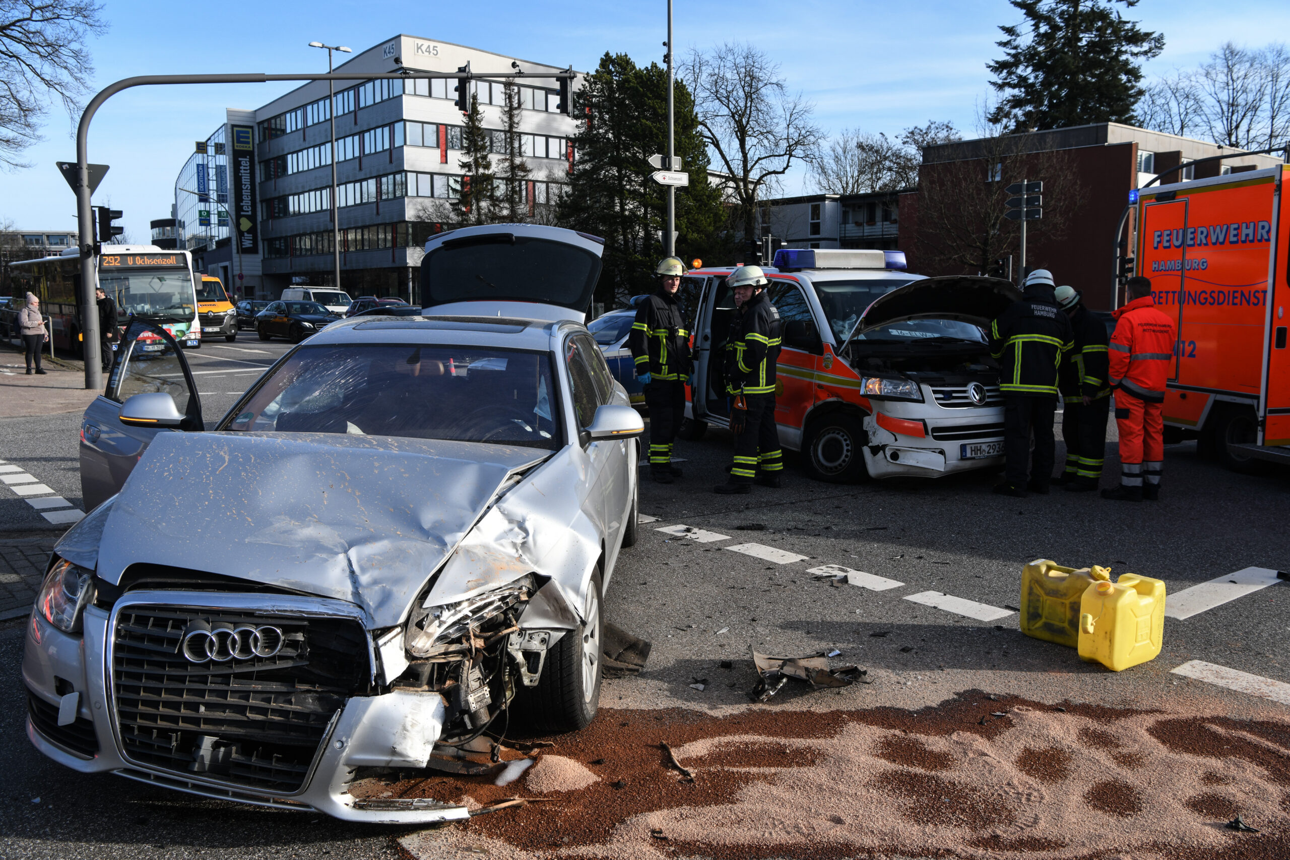 Das Feuerwehr-Fahrzeug und der Audi. Mehrere Menschen wurden durch den Unfall verletzt.