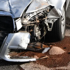 Das Feuerwehr-Fahrzeug und der Audi. Mehrere Menschen wurden durch den Unfall verletzt.