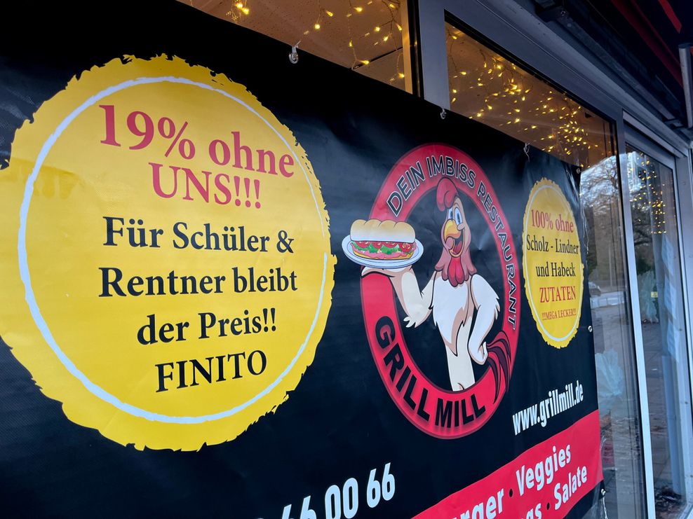 Mit diesem Banner verspricht der Gastronom, dass er die Preise für Schüler und Rentner nicht ändern wird.