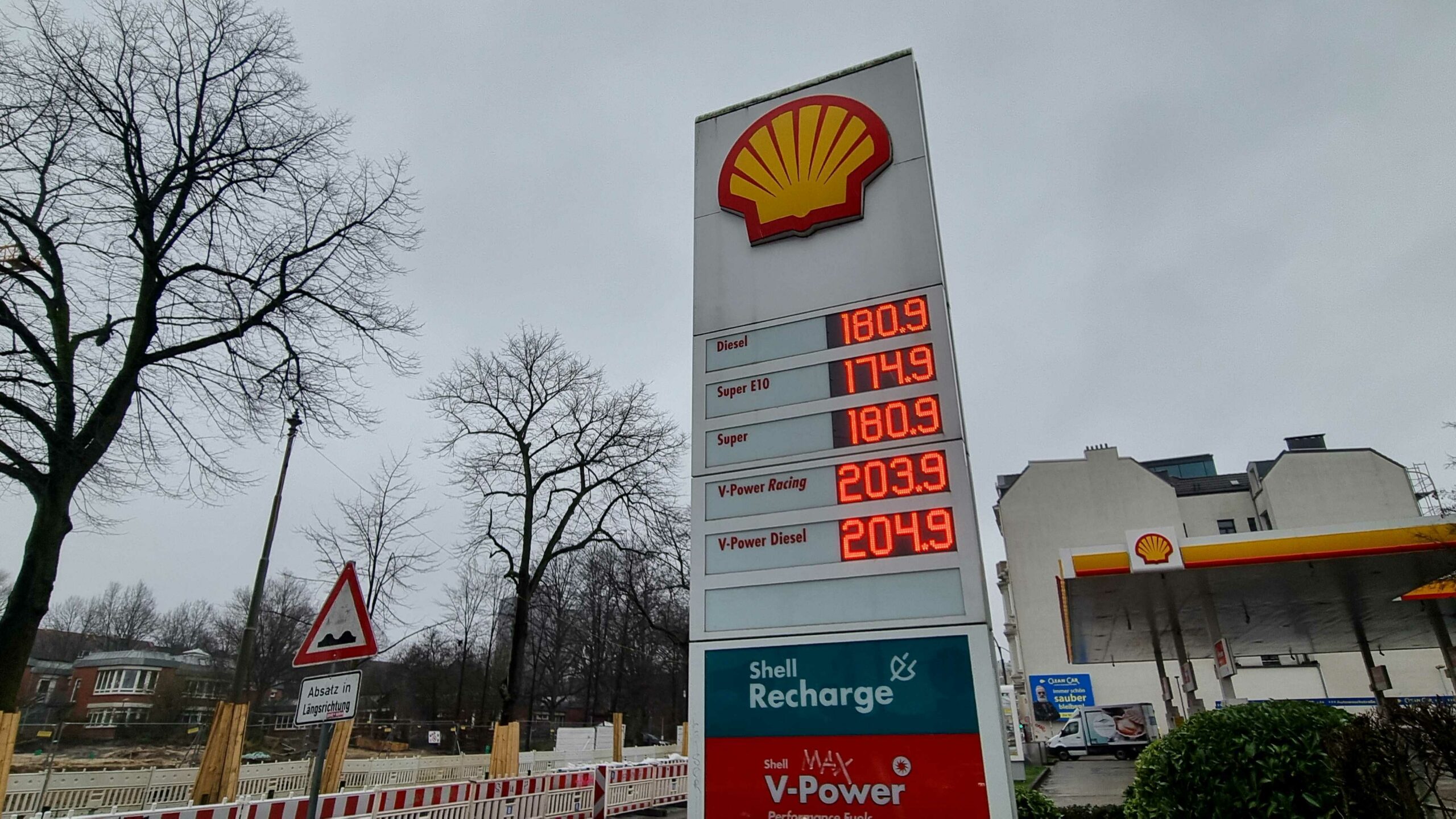 Aufnahme der Preistafel an der Shell-Tankstelle Königstraße
