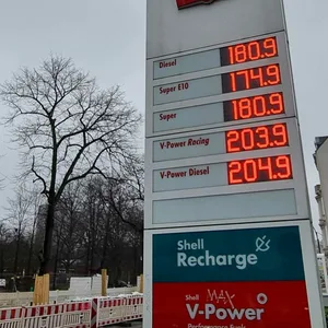 Aufnahme der Preistafel an der Shell-Tankstelle Königstraße