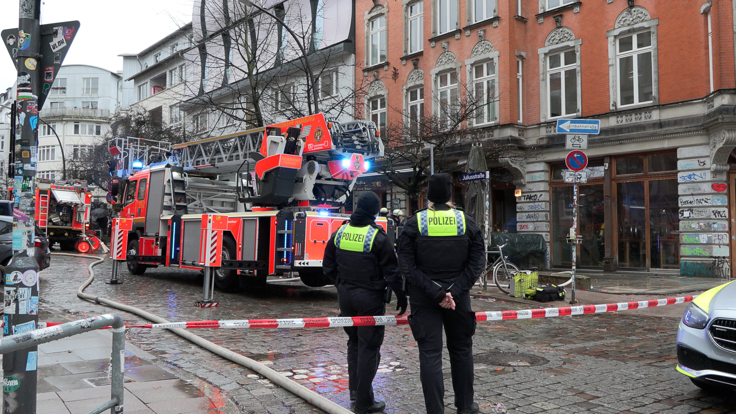 Die Juliusstraße, zwei Löschwagen der Feuerwehr stehen am Straßenrand.