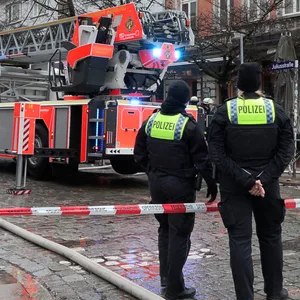 Die Juliusstraße, zwei Löschwagen der Feuerwehr stehen am Straßenrand.