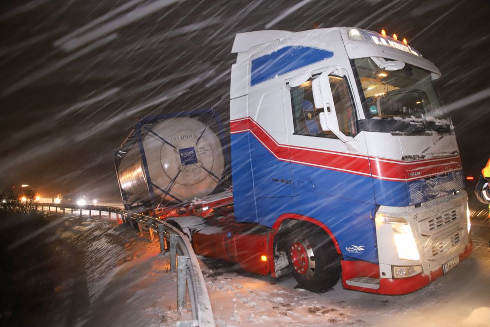 Auf der Autobahn A23 bei Itzehoe ging gar nichts mehr. Gefrierende Nässe und ein Lkw-Unfall sorgten für eine Vollsperrung bei Itzehoe