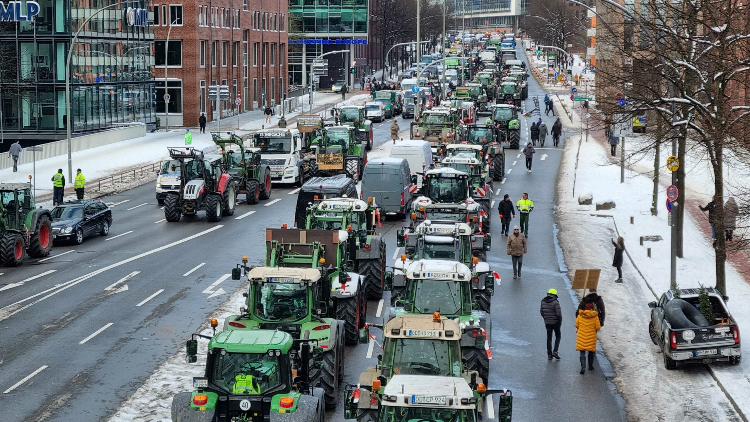 Traktoren in der Hamburger Innenstadt, fast alle Fahrspuren sind blockiert.