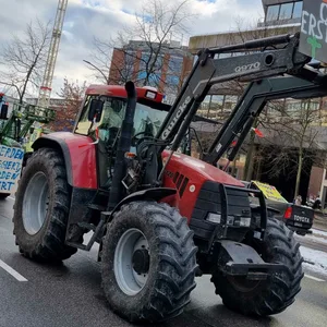 Trecker fahren durch Hamburg. Auf einem Schild ist zu lesen: „Gesetze und Regeln ohne Verstand. Erst stirbt der Bauer und dann das Land.“