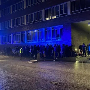 Rund 200 Menschen mussten das Gebäude während der Löscharbeiten verlassen.
