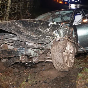 An dem Jaguar entstand Totalschaden, die Front ist völlig zerstört.