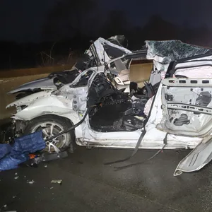Glätteunfall auf A7 bei Hamburg – Autofahrer lebensgefährlich verletzt