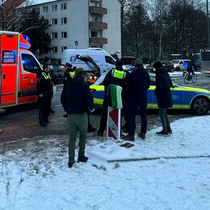 Der Radfahrer wurde auf der Kreuzung Königstraße/Kirchenstraße angefahren und lebensgefährlich verletzt.
