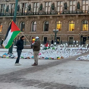 Vor dem Rathaus wurden Kuscheltiere abgelegt.