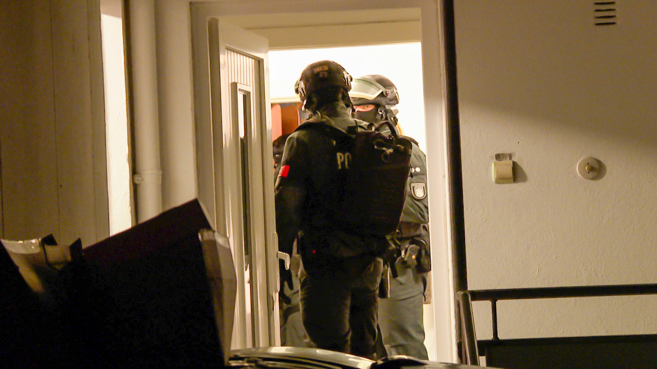 Nach diversen Einbrüchen – Spezialeinheit stürmt Wohnung von Tatverdächtigen in Harburg