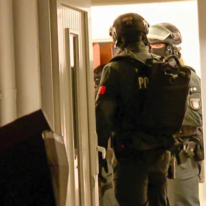 Nach diversen Einbrüchen – Spezialeinheit stürmt Wohnung von Tatverdächtigen in Harburg