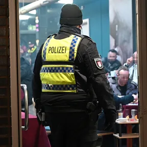 Ein Polizist bei der Kontrolle eines Kulturvereins (Archivfoto).
