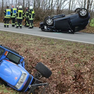 Auto rammt Trecker von der Straße und überschlägt – zwei Verletzte in Kisdorf