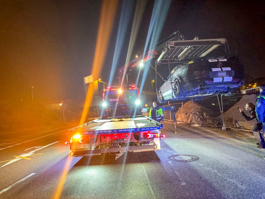 Ein Abschleppdienst brachte beide Fahrzeuge zum Gelände der Polizei.