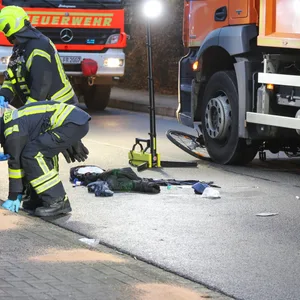 Feuerwehrleute an der Unfallstelle in Rellingen.