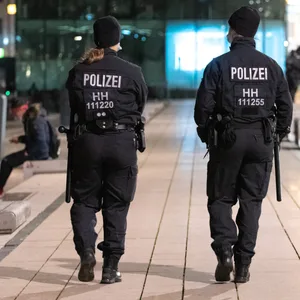 Polizeistreife am Jungfernstieg (Symbolfoto).